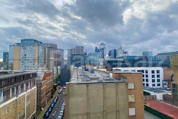 Spacious bright and airy two bedroom apartment in a very convenient location Plumbers Row, Aldgate